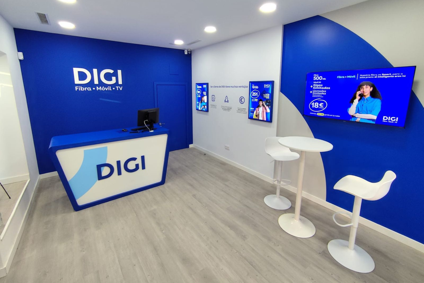 DIGI celebra la apertura de su primera tienda en Vallecas con una firma de camisetas de Trejo y Valentín, jugadores del Rayo